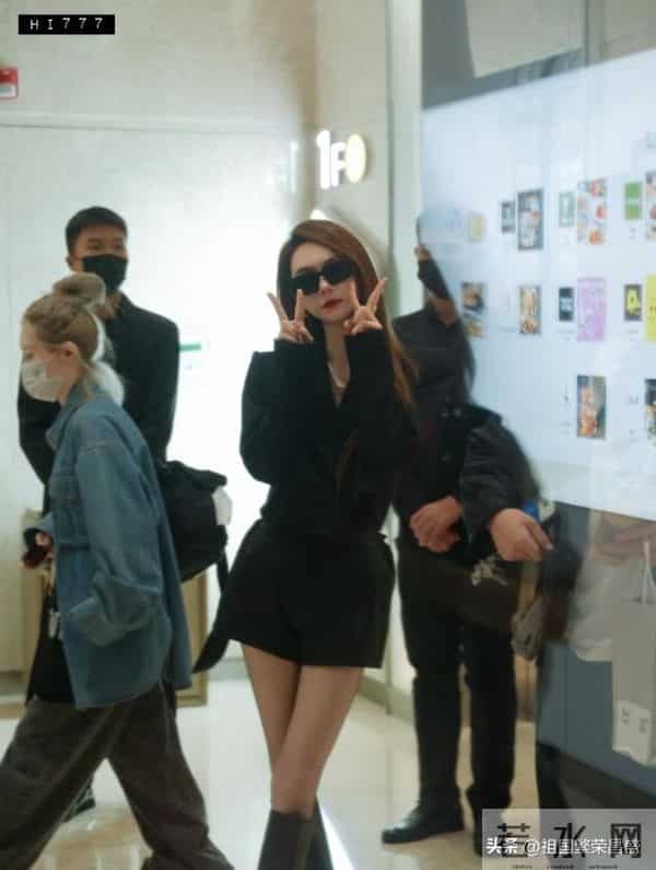 戚薇线下活动生图，黑西装长靴演绎女总裁穿搭