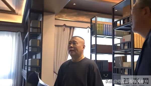 郭德纲王惠出行,司机停车停路中央,工作人员竟伸手拦过路自行车
