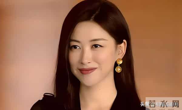 演《玫瑰的故事》又演《他为什么依然单身》，40岁的她真的很美！