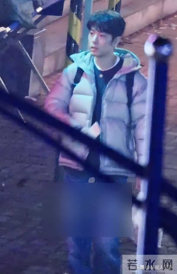 《小城良方》路透生图:肖战肤白个高笑容暖心,和姜妍互动好自然