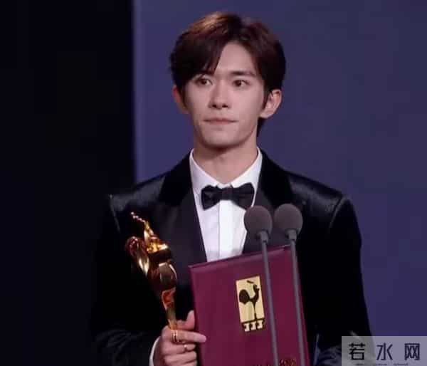 央视镜头下，37岁曹骏太抢镜：体面的中年人，都养成了反油腻体质