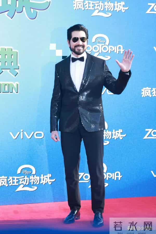 迪士尼庆典 金晨嘴歪脸馒化 王安宇帅的好突出 64岁费翔风采不减当年