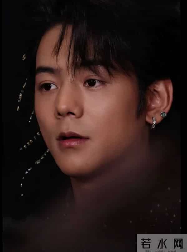 央视镜头下，37岁曹骏太抢镜：体面的中年人，都养成了反油腻体质