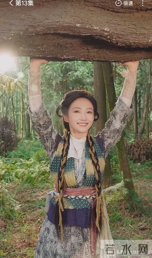 演古装农女还戴美甲?短剧导演无奈回应:她刚做的美甲,舍不得卸