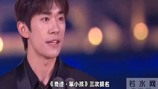 金鸡奖现场，他手捧金鸡奖杯，笑容灿烂！