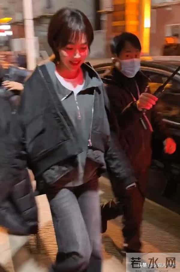 《小城良方》路透生图:肖战肤白个高笑容暖心,和姜妍互动好自然