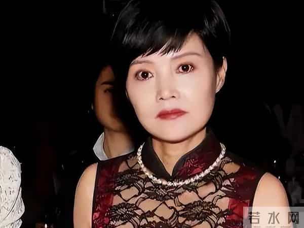 她11岁被导演看中，与知名导演同居多年被抛弃，如今复出无人问津