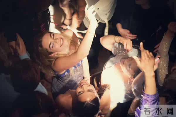 2025 海外剧王炸！三部作品凭 “破格叙事” 炸屏，爽点密集直击感官