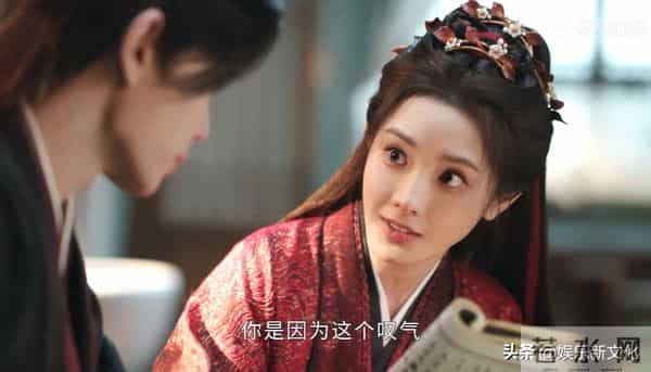 一个撅嘴瞪眼，一个眉毛飞出脸，《凤凰台上》俩主演看得真难受！