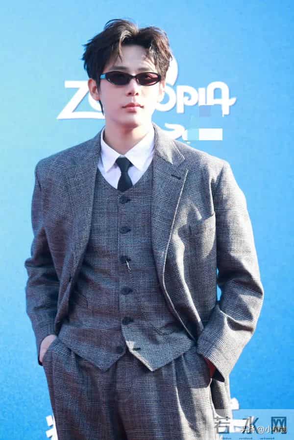 迪士尼庆典 金晨嘴歪脸馒化 王安宇帅的好突出 64岁费翔风采不减当年