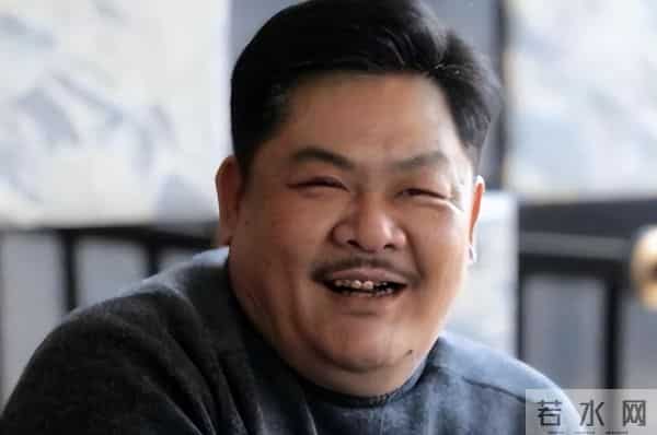 离谱！香港知名老戏骨被指欠债百亿，本人粗口回应，拒转行做司机