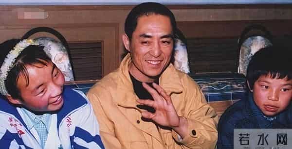 不靠颜值靠演技，曾被张艺谋劝退的农村女孩，早已走上国际红毯