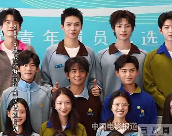 央视镜头下，37岁曹骏太抢镜：体面的中年人，都养成了反油腻体质