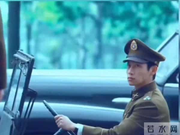 魏晨提前几个月去学习军人的仪态和气质，连走路姿势都改了。