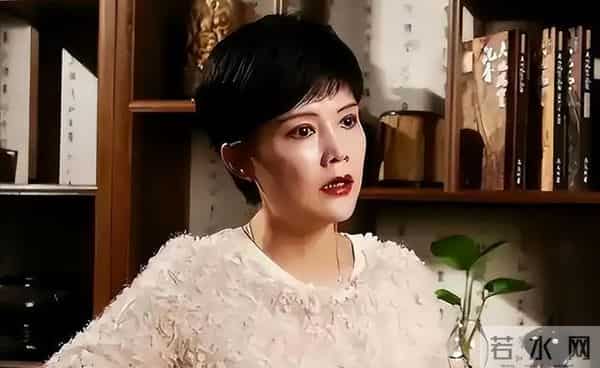 她11岁被导演看中，与知名导演同居多年被抛弃，如今复出无人问津