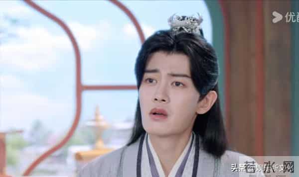 一个撅嘴瞪眼，一个眉毛飞出脸，《凤凰台上》俩主演看得真难受！