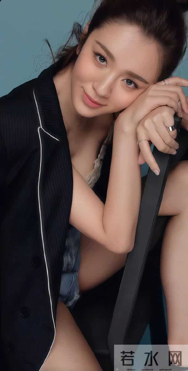 身材火辣惹人爱，王晓晨甜笑加分，大白兔美到心动