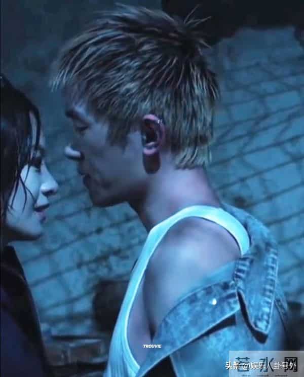 易烊千玺和李庚希上演了一场“咬脖”戏,末日禁忌恋磕疯了