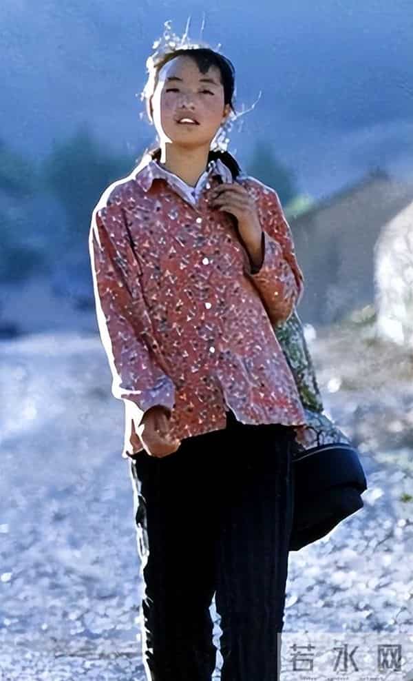 不靠颜值靠演技，曾被张艺谋劝退的农村女孩，早已走上国际红毯