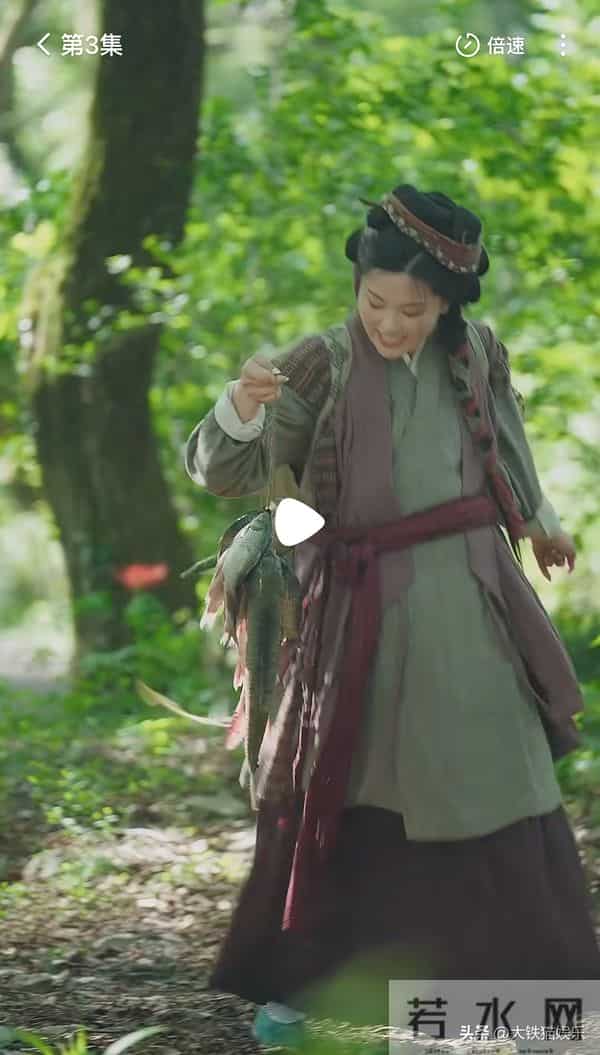 演古装农女还戴美甲?短剧导演无奈回应:她刚做的美甲,舍不得卸