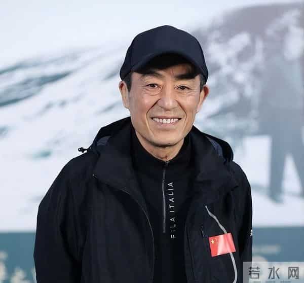 不靠颜值靠演技，曾被张艺谋劝退的农村女孩，早已走上国际红毯