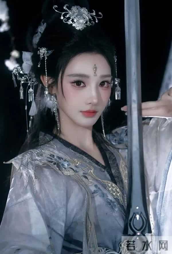 11月断层出圈 彭小苒《凤凰台上》四重身份杀疯了 乘风舞台再唱经典