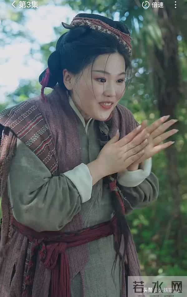 演古装农女还戴美甲?短剧导演无奈回应:她刚做的美甲,舍不得卸