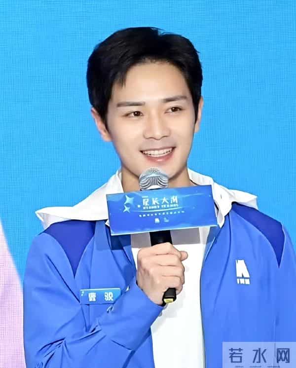 央视镜头下，37岁曹骏太抢镜：体面的中年人，都养成了反油腻体质