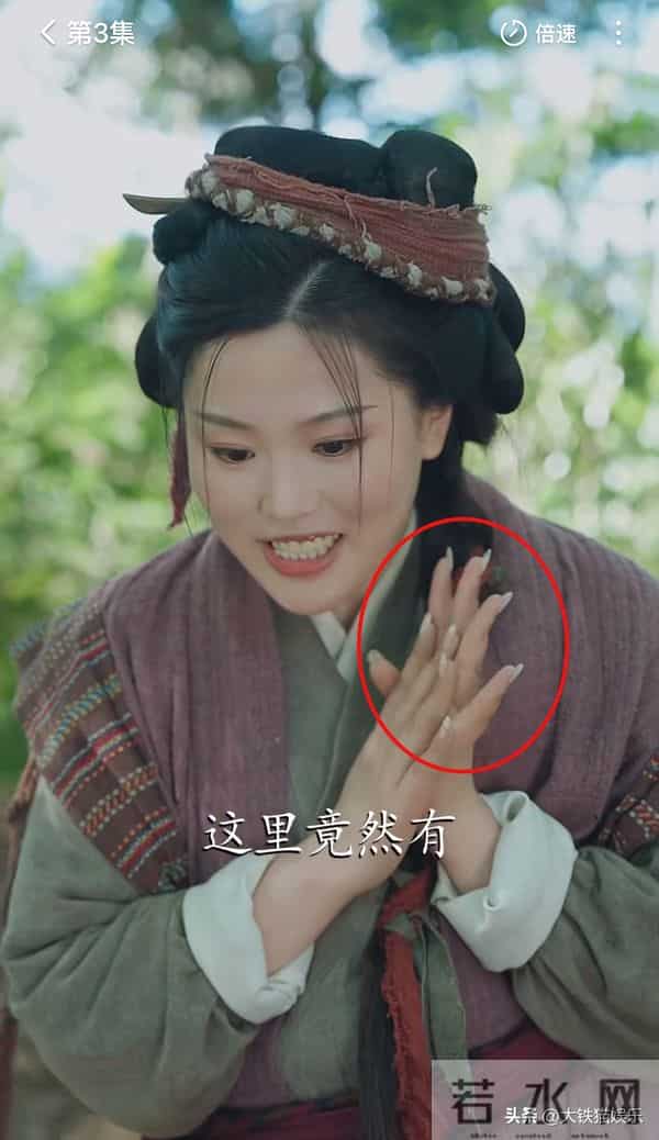 演古装农女还戴美甲?短剧导演无奈回应:她刚做的美甲,舍不得卸