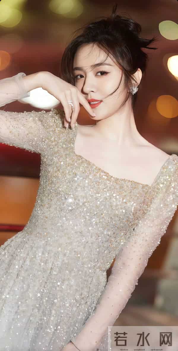 身材火辣惹人爱，王晓晨甜笑加分，大白兔美到心动