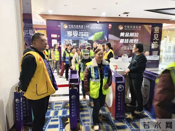 “关爱马路天使 感恩最美的你”“百年润阳服务队”和环卫工共观影