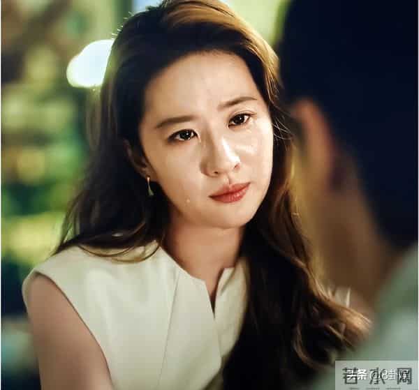 脸肿油腻就别演都市剧！41岁朱珠一出手，让观众看清刘亦菲有多强