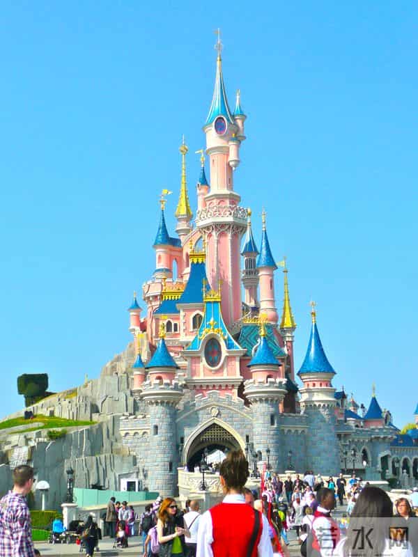 从一只米老鼠到半个好莱坞，迪士尼万亿商业帝国，是如何打造的？