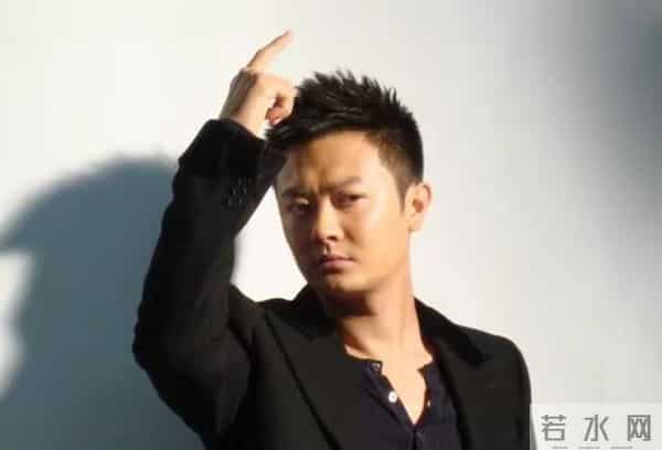 这个男演员，一生事业“毁”在两个女人手里，妻子只有脸是真的