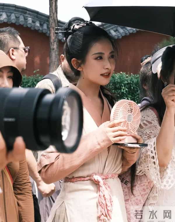 一个女演员，被困“虐女”流水线的两年