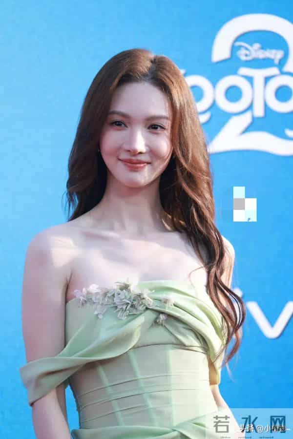 迪士尼庆典 金晨嘴歪脸馒化 王安宇帅的好突出 64岁费翔风采不减当年