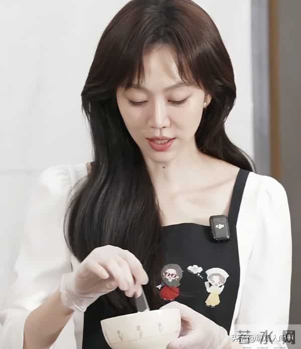 《小城良方》路透生图:肖战肤白个高笑容暖心,和姜妍互动好自然