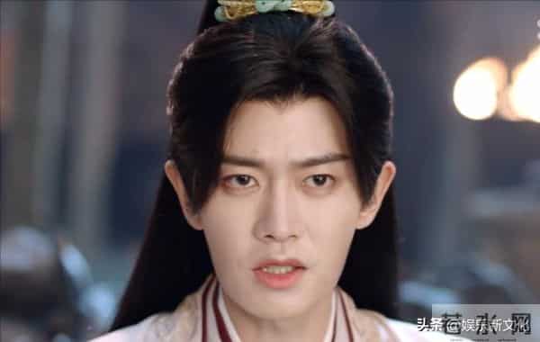 一个撅嘴瞪眼，一个眉毛飞出脸，《凤凰台上》俩主演看得真难受！