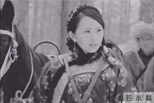 她是个女土匪，让日本人闻风丧胆，可惜没人给拍成电影