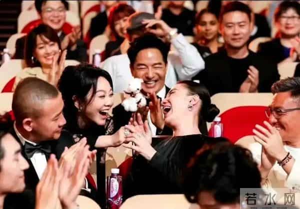 金鸡奖名场面：钟楚曦拿奖，宁静和黄晓明的表情，暴露人情世故