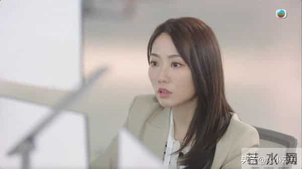 新闻女王2｜记者小花被指撞脸颜仟汶？一样有仙气！网民：像母女