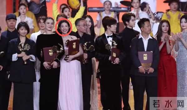 金鸡奖合影，钟楚曦站位又引争议，影帝影后做配，网友辣评钟杵C