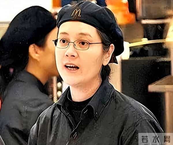 五十四岁清洁工曾是：香港当红女演员，二十万片酬换半生阴影，