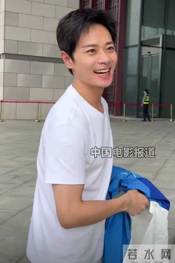 央视镜头下，37岁曹骏太抢镜：体面的中年人，都养成了反油腻体质