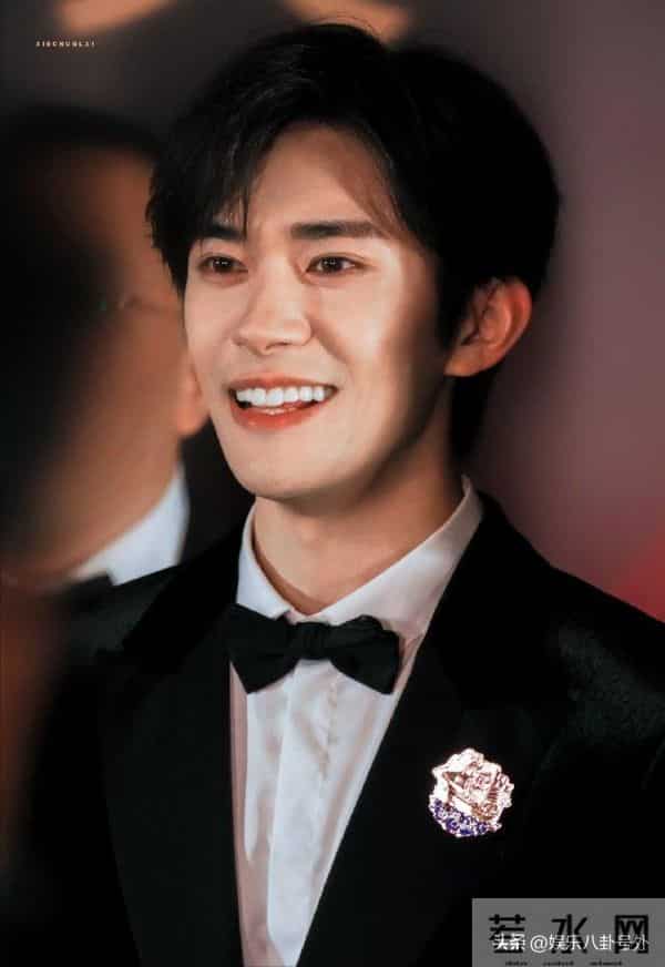 易烊千玺和李庚希上演了一场“咬脖”戏,末日禁忌恋磕疯了