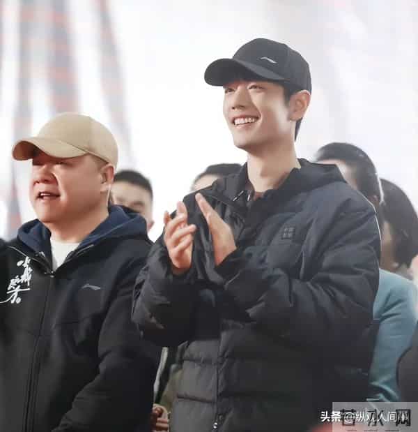 《小城良方》路透生图:肖战肤白个高笑容暖心,和姜妍互动好自然