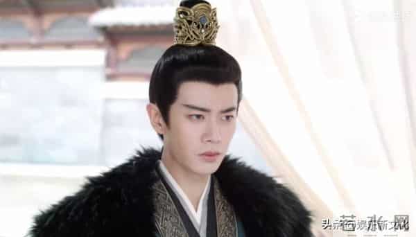 一个撅嘴瞪眼，一个眉毛飞出脸，《凤凰台上》俩主演看得真难受！