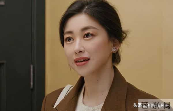 演《玫瑰的故事》又演《他为什么依然单身》，40岁的她真的很美！