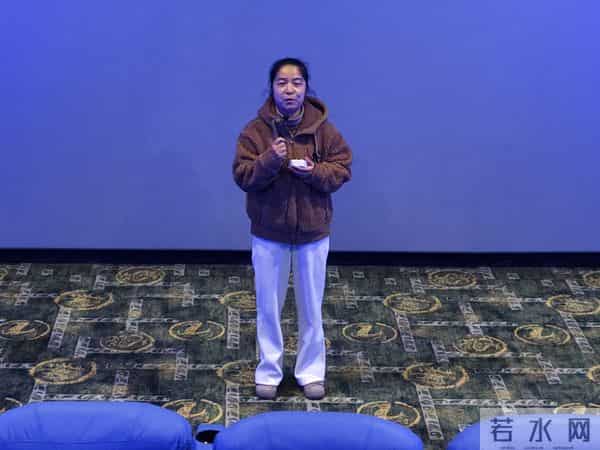 “关爱马路天使 感恩最美的你”“百年润阳服务队”和环卫工共观影