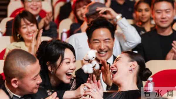 宋佳金鸡再封影后，官媒火速发声，不提网友质疑，字字皆是认可